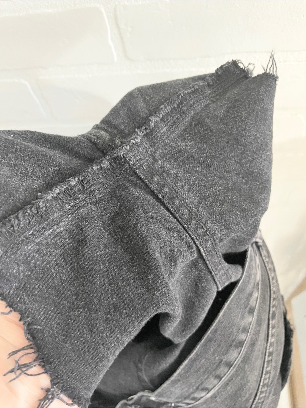 AGOLDE Dee Black Denim Shorts Raw Hem Side Slit Model Off Duty Sz 30 - Picture 16 of 16